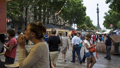 Una dona menja un entrepà durant l’edició del Tast a la Rambla 2015.