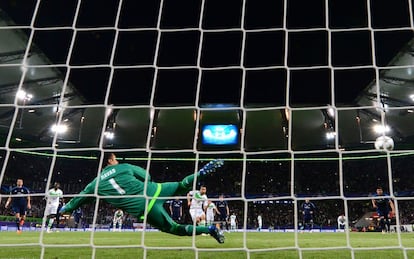 El portero el Real Madrid Keylor Navas no consigue para el primer gol de Ricardo Rodríguez del Wolfsburg.