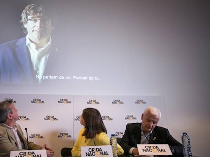 Els diputats Antoni Morra i Gemma Geis i el delegat Ferran Mascarell, i a la pantalla, l'expresident Puigdemont.