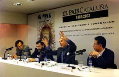 Los periodistas debatieron sobre la información digital en la redacción barcelonesa de EL PAÍS.