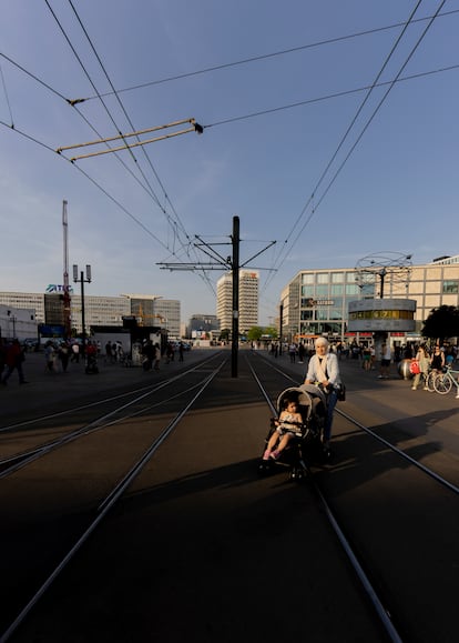 Una mujer con carrito atraviesa Alexanderplatz.