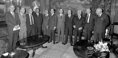 15 de enero de 1987. Los presidentes de los siete grandes bancos, en el acto de bienvenida a Emilio Botín y Pedro Toledo. De izquierda a derecha, Luis Valls Taberner (Popular), Emilio Botin padre (Santander), Miguel Boyer, Pedro de Toledo (Vizcaya), Alfonso Escámez (Central), Emilio Botín hijo (Santander), Claudio Boada (Hispano), José Angel Sánchez Asiain (Bilbao), Rafael Termes (AEB), Angel Galíndez (Vizcaya) y Pablo Garnica (Banesto).