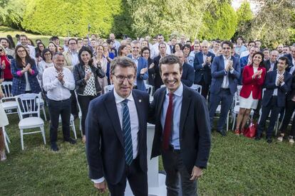 Feijóo y Casado, durante el encuentro con compromisarios gallegos en Santiago.