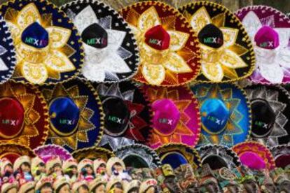 Sombreros mayas en un puesto de artesanía.