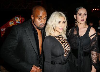 Kanye West, Kim Kardashian y Katy Perry, en el desfile de Givenchy.