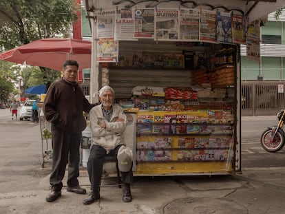 Arnoldo Pérez en el puesto de revistas de su amigo Héctor Ángel Márquez