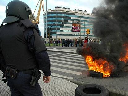 Trabajadores de Naval Gijón cortan la circulación en un cruce de avenidas de la ciudad.