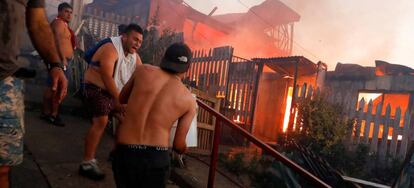 Lucha contra el fuego en uno de los cerros de Valparaíso, justo antes de la cena de Nochebuena.