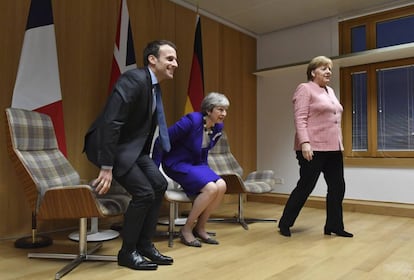 La canciller de Alemania, Angela Merkel; la primera ministra británica, Theresa May; y el presidente francés,  Emmanuel Macron, tras un encuentro bilateral este jueves en Bruselas (AP/Geert Vanden Wijngaert)