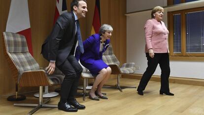 La canciller de Alemania, Angela Merkel; la primera ministra británica, Theresa May; y el presidente francés,  Emmanuel Macron, tras un encuentro bilateral este jueves en Bruselas (AP/Geert Vanden Wijngaert)