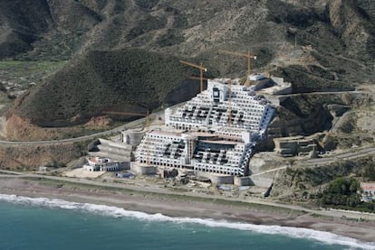 Vista aérea de las obras del hotel El Algarrobico, en Carboneras (Almería).