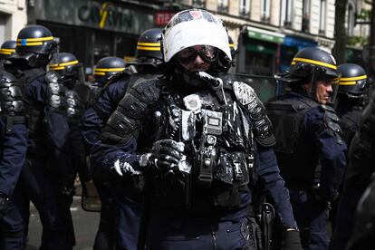Un oficial de policía del Cuerpo de Seguridad Republicano Francés (CRS) cubierto de pintura durante los enfrentamientos con los manifestantes en París. 