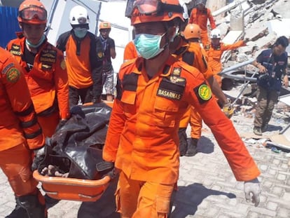 Equipe de resgate nas ruínas do Hotel Roa-Roa em Palu, Sulawesi Central, Indonésia