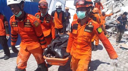 Equipe de resgate nas ruínas do Hotel Roa-Roa em Palu, Sulawesi Central, Indonésia