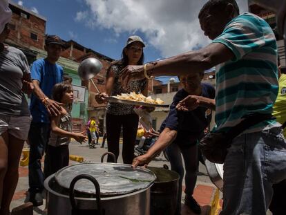 Un grupo de personas prepara un sancocho en Caracas (Venezuela).