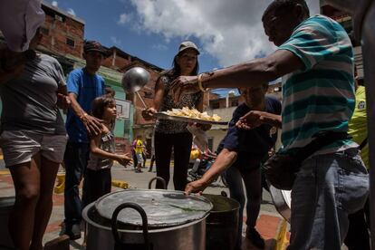 Un grupo de personas prepara un sancocho en Caracas (Venezuela).
