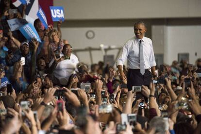 Obama saluda a sus seguidores en un acto de apoyo a Clinton este martes.