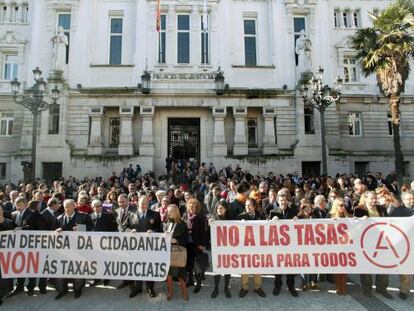 La protesta contra la Ley de Tasas convocó en A Coruña a jueces, fiscales, secretarios judiciales y usuarios.