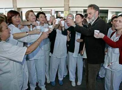 El doctor Montes celebra el archivo de la causa delante del hospital el pasado 28 de enero.