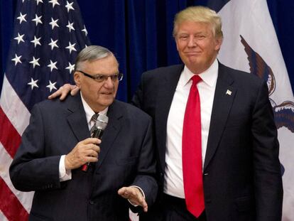 Trump y Arpaio en la campa&ntilde;a de Iowa, en enero de 2016.