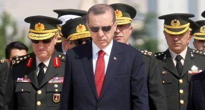 El primer ministro turco, Recep Tayyip Erdogan, rodeado de militares, en el mausoleo de Atat&uuml;rk el 1 de agosto.