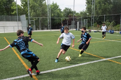 Varios chicos del club de fútbol Santiago Apóstol, de Villaverde (Madrid) juegan un partidillo de preparación el 28 de mayo de 2021.
 