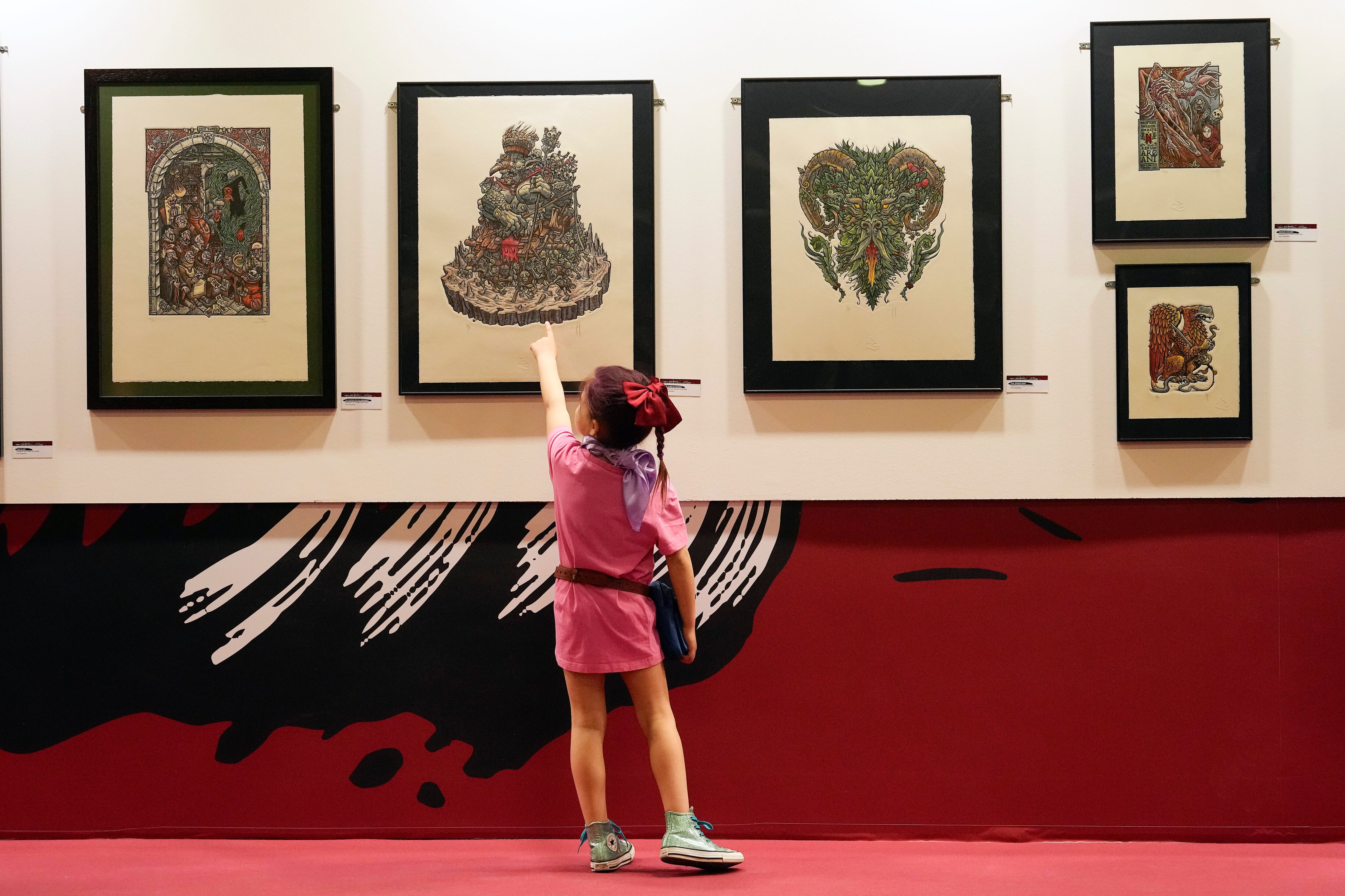 Una niña en la exposición de Tomás Hijo en el Salón del Cómic. EFE/Enric Fontcuberta.