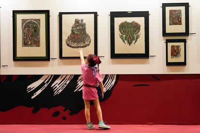 Una niña en la exposición de Tomás Hijo en el Salón del Cómic. EFE/Enric Fontcuberta.
