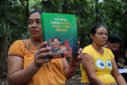 Betty Eliza Pérez Valiente muestra una copia del documento Violencias Contra Mujeres, Jóvenes y Niñas Indígenas.