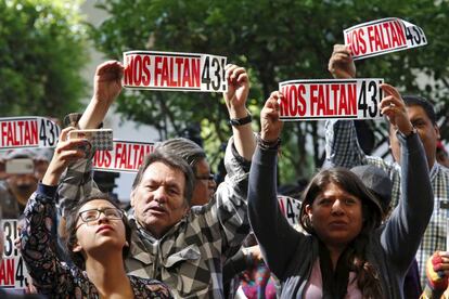 Manifestação pelas vítimas de Iguala, neste domingo na Cidade do México.