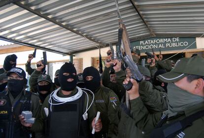 Policías encapuchados y armadas participan en una protesta en Cochabamba.
