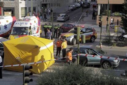 Sanitarios del Samur atienden a las víctimas del tiroteo en Ciudad Lineal en agosto de 2010.