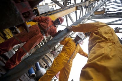Trabajadores de Pemex, en una plataforma en el Golfo de M&eacute;xico. 