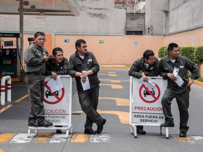 Varios empleados de una gasolinera de Pemex en la Ciudad de M&eacute;xico.