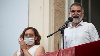 La alcaldesa Ada Colau y el presidente de Òmnium, Jordi Cuixart, durante el pregón de las fiestas de Gràcia durante el que fue pitada la edil.