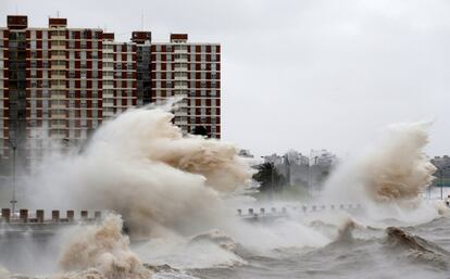 Olas golpean un paseo marítimo durante una tormenta, en Montevideo (Uruguay). 