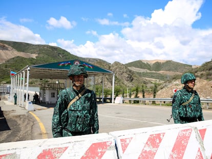 Un control de Azerbaiyán en el corredor de Lachin, carretera que comunica Nagorno Karabaj con Armenia, el 2 de mayo.