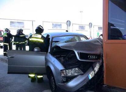 Los Bomberos retiran el coche empotrado en la cabina.