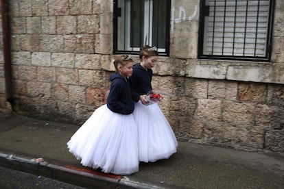 Un par de niñas disfrazadas para la ocasión caminan por una calle del barrio ultraortodoxo de Mea Shearim.