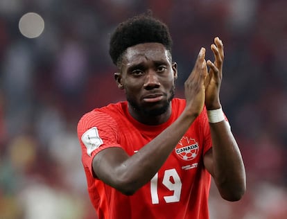 Alphonso Davies aplaude al público entre lágrimas tras caer eliminado del Mundial de Catar con la selección canadiense. 