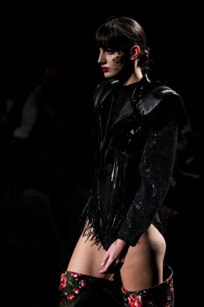 Una modelo del desfile de Dominnico, en la Mercedes-Benz Fashion Week Madrid, este viernes.