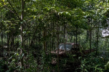 Los restos de una camioneta en la comunidad guatemalteca de Sebol, Izabal, un año después de los huracanes Eta y Iota.