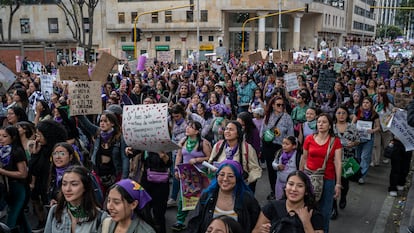 Manifestantes marchan durante la conmemoración del Día Internacional de la Mujer, el 8 de marzo de 2024, en Bogotá.