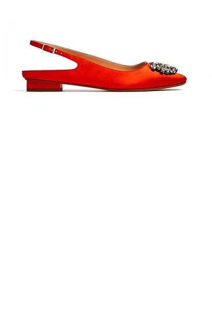 Los zapatos planos con broche van a pisar fuerte los próximos meses. Estos de color naranja son de Zara (49,95 euros).