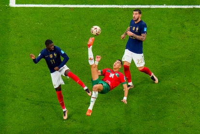Jawad El Yamiq, tratando de anotar de chilena ante el defenas Theo Hernández y Ousmane Dembele.