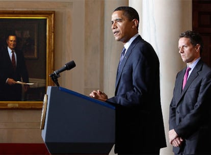 El presidente de EE UU, Barack Obama, y el secretario del Tesoro, Timothy Geithner, durante la rueda de prensa en la que han anunciado el tope salarial para los directivos