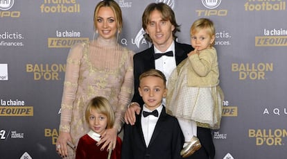 Luka Modric, su esposa Vanja Bosnic y sus tres hijos, en Pars, en la ceremonia del Baln de Oro 2018.