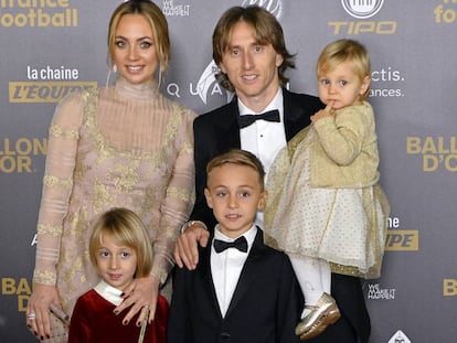 Luka Modric, su esposa Vanja Bosnic y sus tres hijos, en París, en la ceremonia del Balón de Oro 2018.