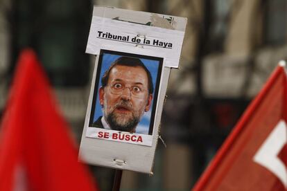Aguirre arremete contra las políticas de Rajoy: “Sí hay alternativa, recortar más”.