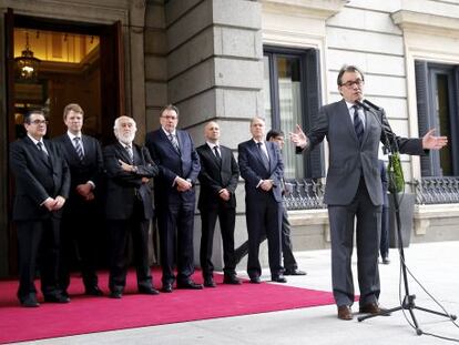 Artur Mas, ante los diputados de CiU, habla en el patio del Congreso de los Diputados tras visitar la capilla ardiente de Adolfo Su&aacute;rez.